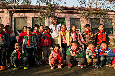 社会问题水平构图亚洲乡村教师和小学生在学校里图片
