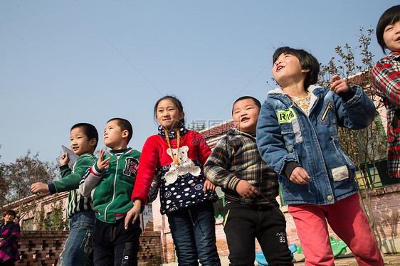 环境可爱的教育乡村小学生在学校放纸飞机图片