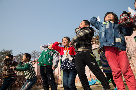 人儿童农村乡村小学生在学校放纸飞机图片