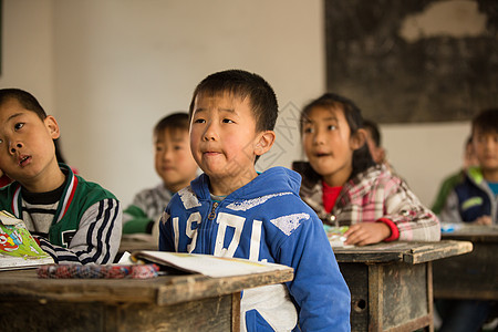 教室里的小学生教室智慧小学女生乡村小学里的小学生背景