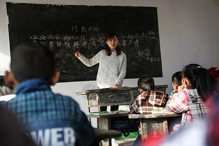 东方人上课女孩乡村女教师和小学生在教室里高清图片