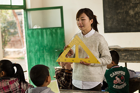 友谊童年乡村女教师和小学生在教室里图片