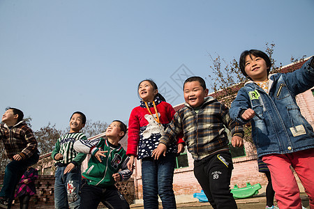 努力彩色图片水平构图乡村小学生在学校放纸飞机图片