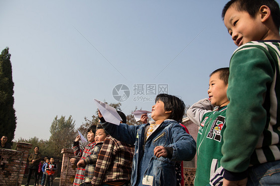 微笑的希望小学希望工程乡村小学生在学校放纸飞机图片