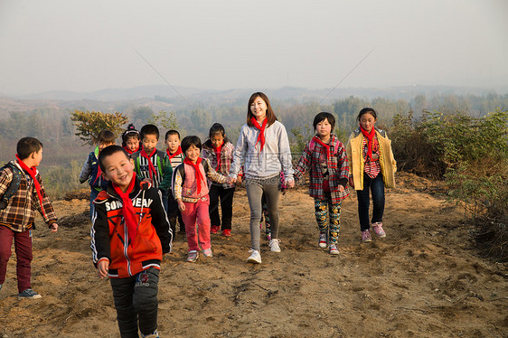 山区小学表现积极乡村女教师和学生在玩耍图片