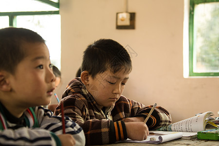 认真的贫穷水平构图乡村小学里的小学生图片