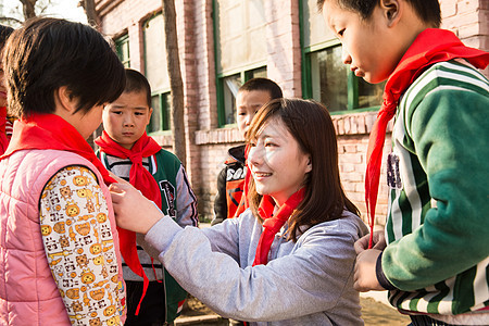 在校生责任破旧的乡村教师和小学生在学校里图片