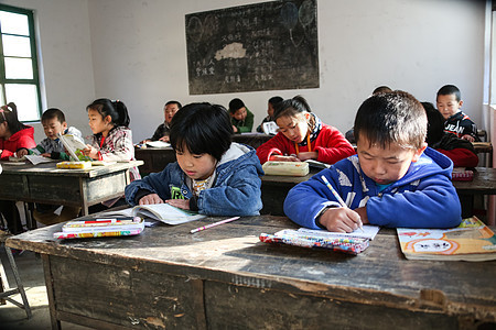 幸福儿童白昼乡村小学里的小学生图片