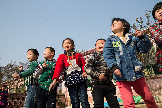 关爱可爱的亚洲人乡村小学生在学校放纸飞机图片