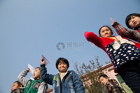 在校生努力户外活动乡村小学生在学校放纸飞机图片