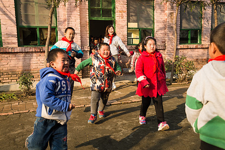 玩耍童年亚洲人乡村教师和小学生在学校里图片