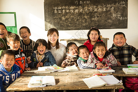 希望小学可爱的童年乡村女教师和小学生在教室里图片