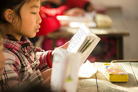 知识仅一个人社会问题乡村小学里的小学女生图片