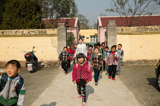 兴奋户外活动欢乐乡村女教师和学生在户外图片