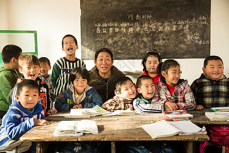 信心半身像8岁到9岁乡村女教师和小学生在教室里图片