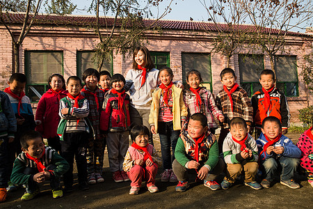 自然天真幸福乡村教师和小学生在学校里图片