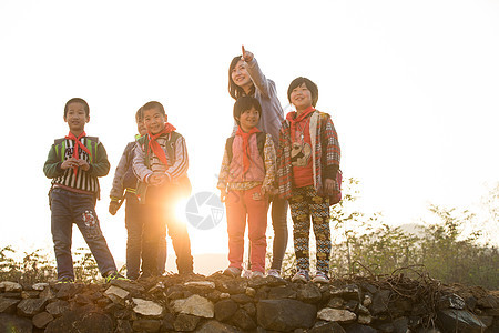 东亚团结摄影乡村女教师和学生在户外图片