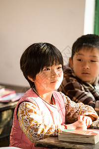 环境教育亚洲乡村小学里的小学生图片