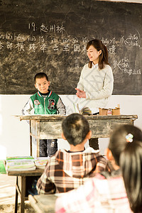信心8岁到9岁教育乡村女教师和小学生在教室里图片