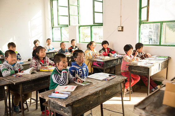 白昼亚洲户内乡村小学里的小学生图片