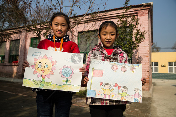 两个人幸福亚洲乡村小学里的小学生图片