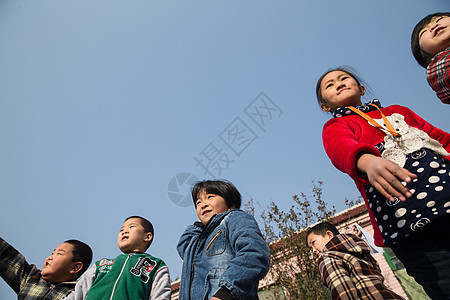 团结乐观仅儿童乡村小学生在学校放纸飞机图片