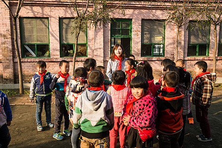 信心环境希望工程乡村教师和小学生在学校里图片