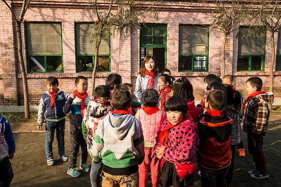 信心环境希望工程乡村教师和小学生在学校里图片