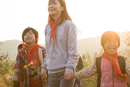 成年人友谊乡村女教师和学生户外活动图片