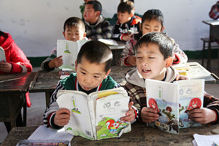 童年校园仅儿童乡村小学里的小学生图片