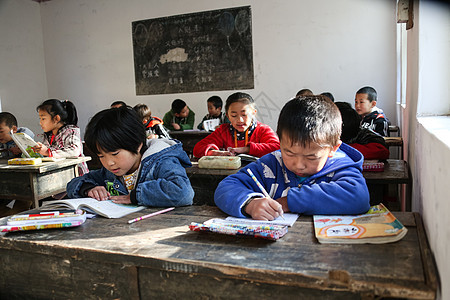 校园教育幸福乡村小学里的小学生图片