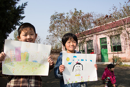 水平构图纸注视镜头乡村小学里的小学生图片