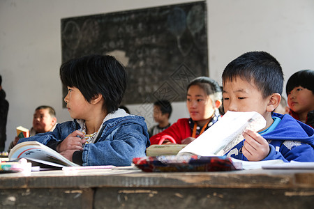 小孩阅读东亚户内智慧乡村小学里的小学生背景