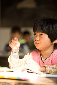 写字在校生渴望乡村小学里的小学女生高清图片