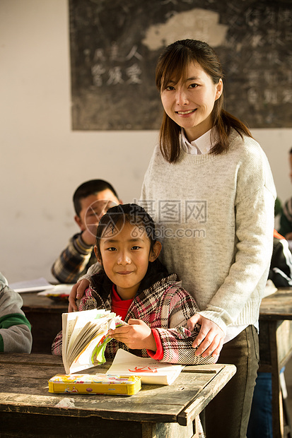 小学女生环境青年女人乡村女教师和小学生在教室里图片