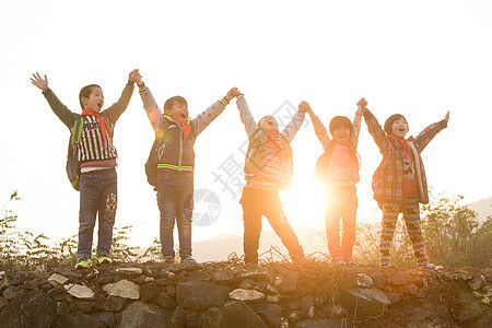 学龄儿童信心团结欢乐的乡村小学生图片