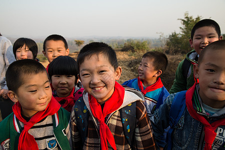 快乐团结可爱的欢乐的乡村小学生图片