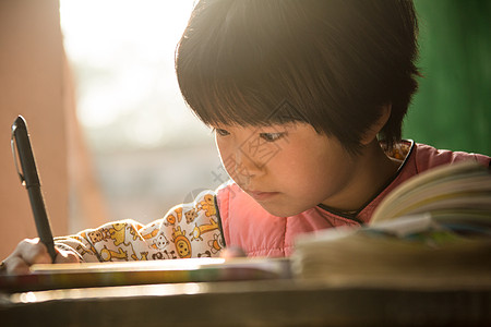 信心乐观幸福乡村小学里的小学女生图片