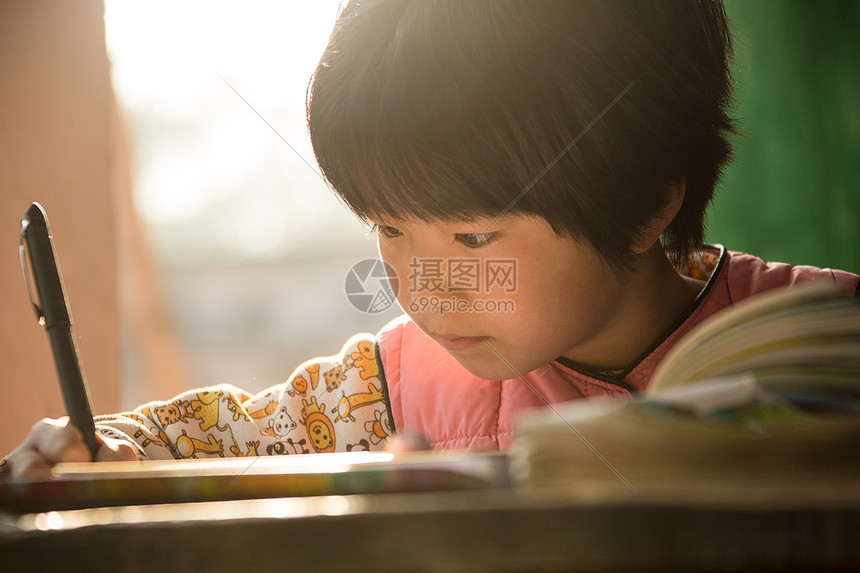 信心乐观幸福乡村小学里的小学女生图片