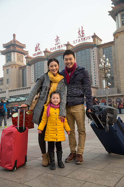 探亲独生子家庭东亚幸福家庭在站前广场图片