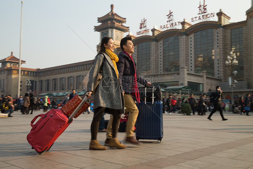 水平构图女人交通青年男女在站前广场图片