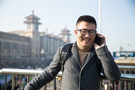 交通站着青年人青年男人在火车站图片