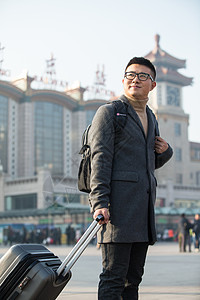 表现积极亚洲人城市风光青年男人在火车站图片