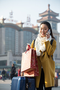 通讯等待青年人青年女人在站前广场图片