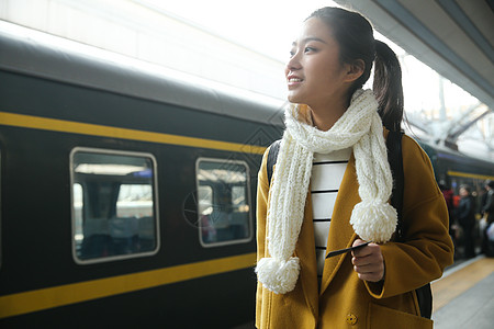 乘客成年人离开青年女人在车站月台高清图片