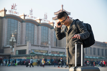 线性城市建筑成年人打电话过年青年男人在火车站背景