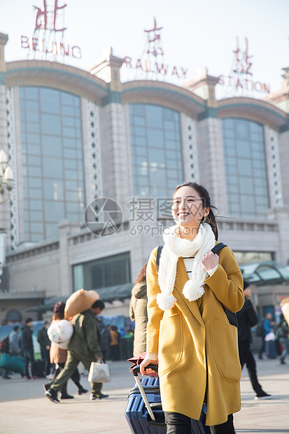 幸福仅女人青年女人在站前广场图片