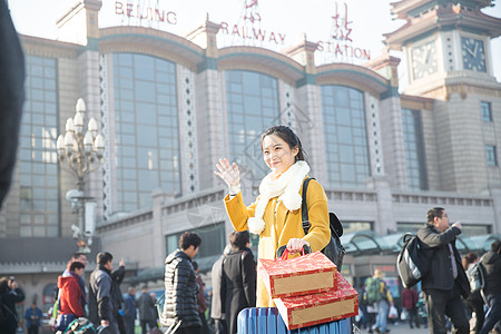 白昼选择对焦摄影青年男女在火车站图片