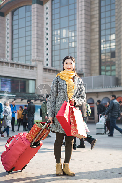 旅行者过年表现积极青年女人在站前广场图片