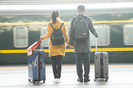 彩色图片后视图旅游青年情侣在火车站图片
